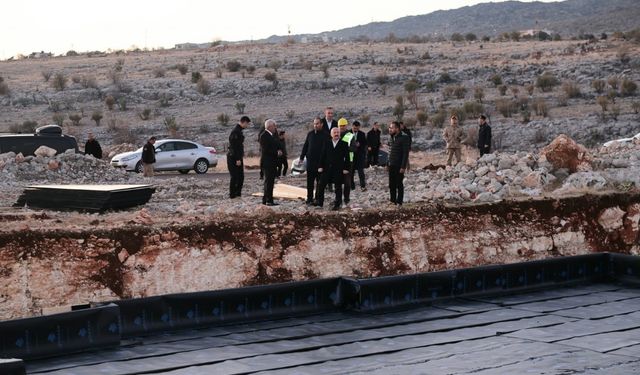 Adıyaman Valisi Osman Varol, Pınaryayla Köyü’nde inşası başlayan köy evlerini inceledi