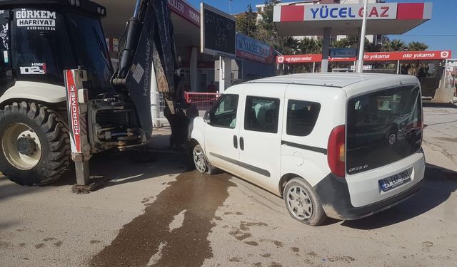 Adıyaman’da hafif ticari araç park halindeki iş makinesine çarptı: 2 yaralı  - Videolu Haber