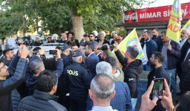 Adıyaman’da ‘Kayyum’ protestosu yürüyüşüne polis engeli  - Videolu Haber