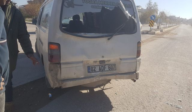 Adıyaman’da motosiklet minibüse arkadan çarptı: sürücü arka camdan minibüse girdi  - Videolu Haber