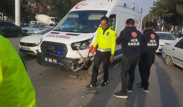 Adıyaman’da zincirleme trafik kazası: Biri ambulans, üç araç birbirine girdi, 1 yaralı  - Videolu Haber