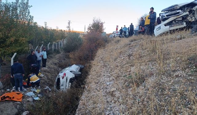 Kafa kafaya çarpışan araçlardaki 11 kişi yaralandı   - Videolu Haber