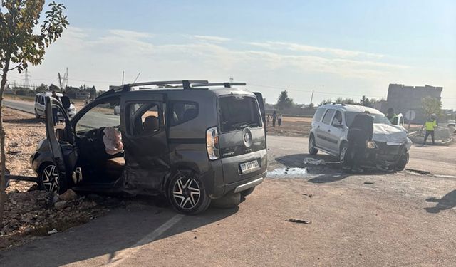 Şanlıurfa’da otomobil ile hafif ticari araç çarpıştı: 5 yaralı 