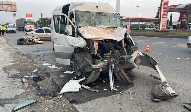 Şanlıurfa’da servis minibüsü ile tır çarpıştı: 12 yaralı  - Videolu Haber