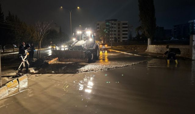 Adıyaman Belediyesinden su baskınlarına karşı gece mesaisi