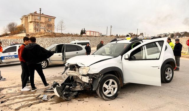 Adıyaman'da iki otomobil çarpıştı: 2 yaralı