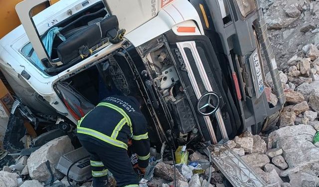 Devrilen hafriyat kamyonunun sürücüsü hayatını kaybetti  - Videolu Haber