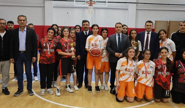 Kahta'da 'Genç Kızlar Basketbol İl Finali' tamamlandı: Şampiyon Mustafa Yardımcı Anadolu Lisesi