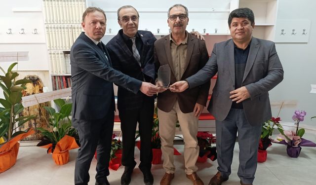 Milli Eğitim Müdürü Özdemir’den emekli müdür yardımcısı Cuma Doğan'a plaket