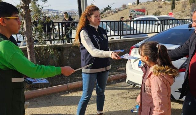 Besni'de uyuşturucuyla mücadele için bilgilendirme standı kuruldu