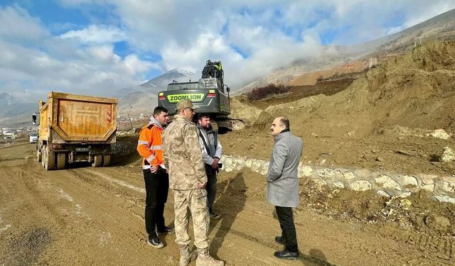 Kaymakam Altınöz, deprem konutları şantiye alanında incelemede bulundu