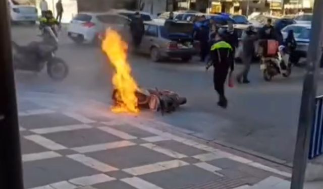 Şanlıurfa’da trafik cezasına sinirlenen sürücü motosikletini ateşe verdi  - Videolu Haber