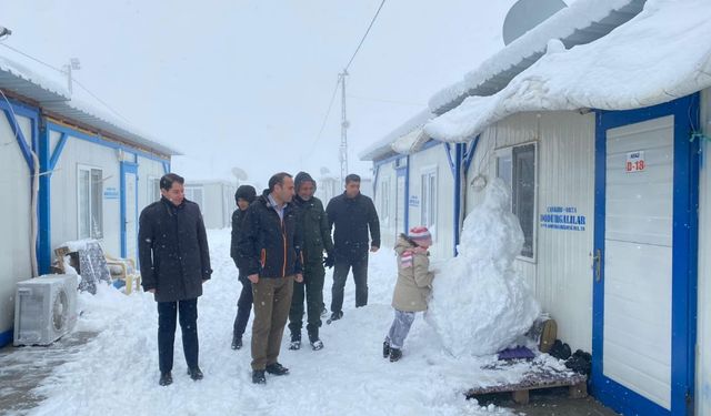 Besni Kaymakamı Çağlar Partal çocuklarla çocuk oldu