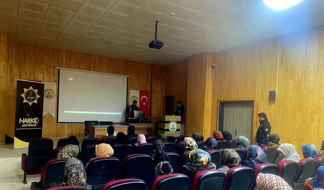 Çelikhan’da annelere ‘En İyi Narkotik Polisi Anne Projesi’ anlatıldı