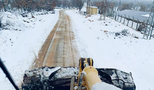 Gölbaşı’nda karla mücadele çalışmaları aralıksız sürüyor