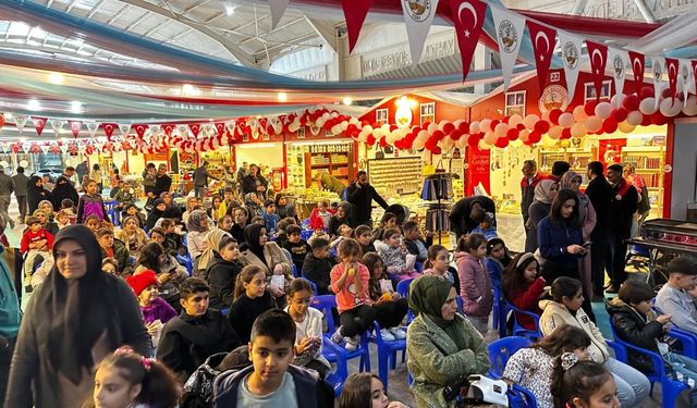 Kahta Belediyesi Ramazan Çarşısı’nda 'Hacivat-Karagöz Gölge Oyunu' yoğun ilgi gördü 