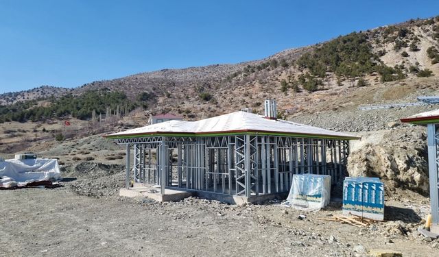 Kaymakam Seyhan Aktoprak Köyü’nde köy evleri inşaatlarını denetledi