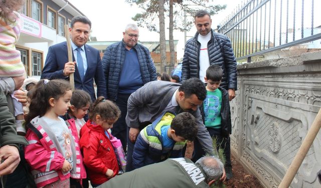 Minik ellerden büyük bir gelecek: Kahta’da fidanlar toprakla buluştu