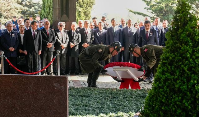 8. Cumhurbaşkanı Turgut Özal, vefatının 32. yılında mezarı başında anıldı 