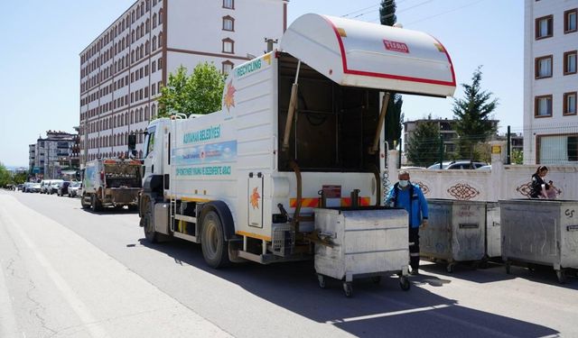 Adıyaman Belediyesi’nden yaz seferberliği: Çöp konteynerleri özel solüsyonlarla dezenfekte ediliyor  - Videolu Haber