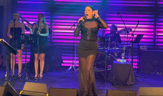 Aşkın Nur Yengi sevenleriyle buluştu