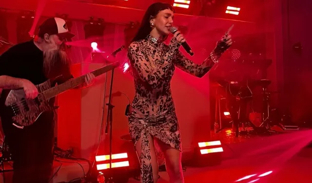 Aybüke Albere İstanbul’da sahneyi salladı