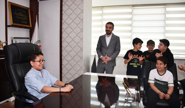 Başkan Torunoğlu, koltuğunu geleceğin sahibi çocuklara devretti 