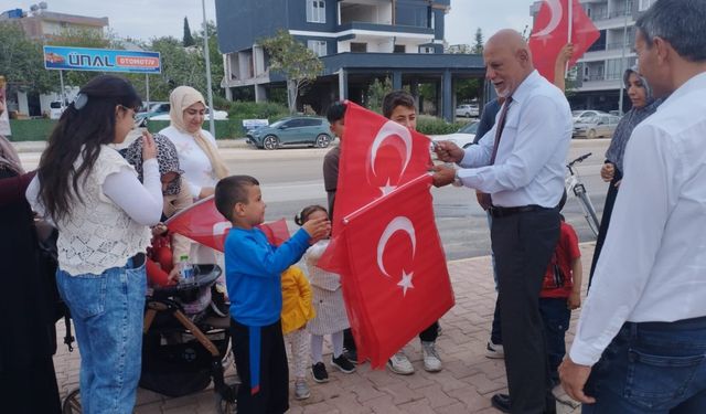 Hedef Kızılelma Derneği: 'Çocuklarımıza Türk Bayrağı armağan ettik'  - Videolu Haber