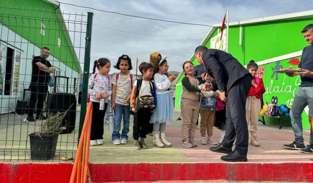 K-12 Konteyner Kent Vefa İlk ve Ortaokulu Öğrencilerinden anlamlı anma  - Videolu Haber
