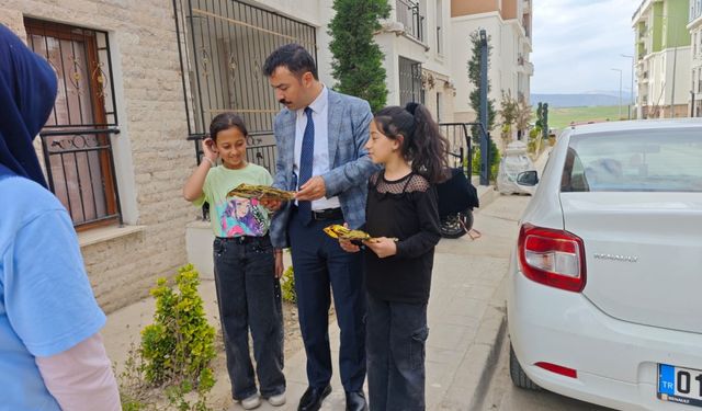 Kahta Kaymakamı Soysal, TOKİ Konutları'nda: Çocuklara 23 Nisan hediyesi  - Videolu Haber