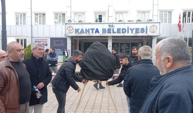 Kahta'da 'Eski Çarşı' krizi büyüyor: Esnaf belediyeye siyah çelenk bıraktı