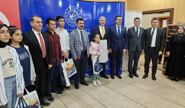 Kahta’da kitap okuma yarışmasında dereceye giren öğrenciler ödüllendirildi  - Videolu Haber