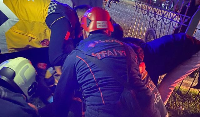 Malatya’da aydınlatma direğine çarpan otomobildeki 4 kişi yaralandı  - Videolu Haber