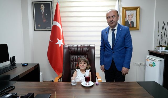 Minik Öğrenciler Adıyaman Üniversitesi Rektörlük koltuğuna oturdu 