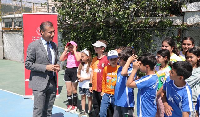 Minik raketler kortta ter döktü: 'Okul Sporları Tenis Müsabakaları' renkli görüntülere sahne oldu