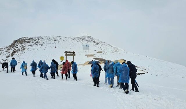 Nisan ayında Nemrut'ta turistlere kar sürprizi