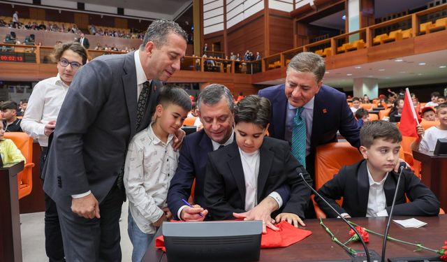 Özgür Özel’den Bahçeli’ye yanıt: 'Bizim kültürümüzde yerdekine vurmak yok' 