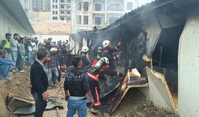 Şantiyede korkutan yangın: İşçilerin kaldığı prefabrik ev alev aldı 