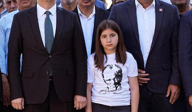 Adıyaman’da CHP Üyeleri Atatürk anıtına çelenk bıraktı 