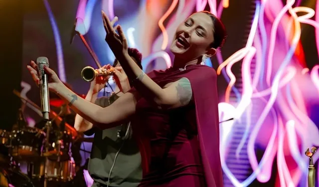 Melek Mosso depremzedeler için sahne aldı