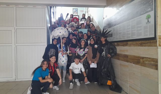 Atık malzemelerle hazırlanan kıyafetlerle sunulan defile büyük ilgi gördü