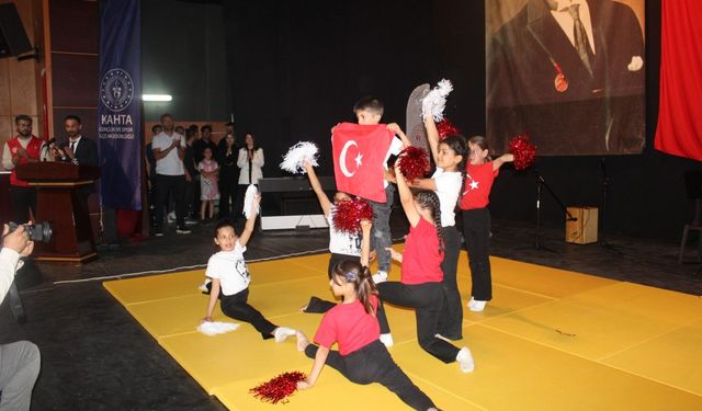 Kahta’da 19 Mayıs coşkusu kortejle başladı, Kültür Merkezi’nde zirveye ulaştı