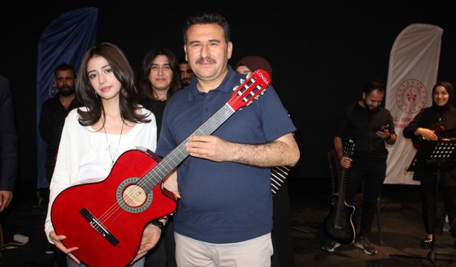 Kahta’da liseler arası ‘Ses Yarışması’ finali coşku dolu anlara sahne oldu 