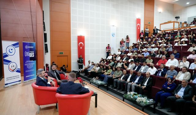 ‘Kürsülerden Sıralara’ söyleşisi: Bakan yardımcısı Ahmet Aydın öğrencilerle buluştu 