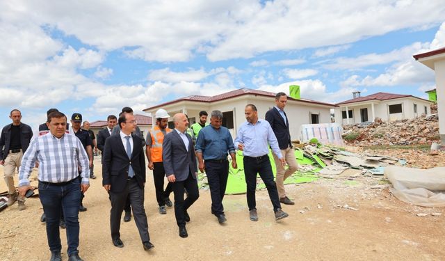 Vali Dr. Osman Varol, Meryemuşağı Köyü’nde yapımı sona eren köy evlerini inceledi 