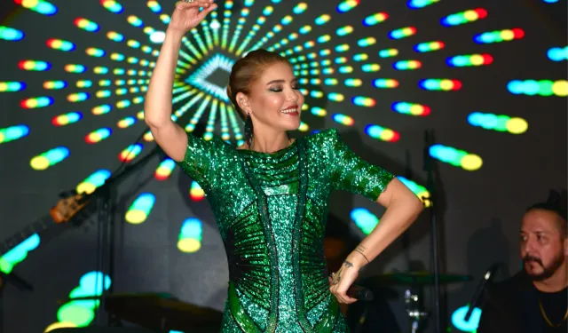 Gülben Ergen, Bursa'daki düğünde sahne şovuyla büyüledi
