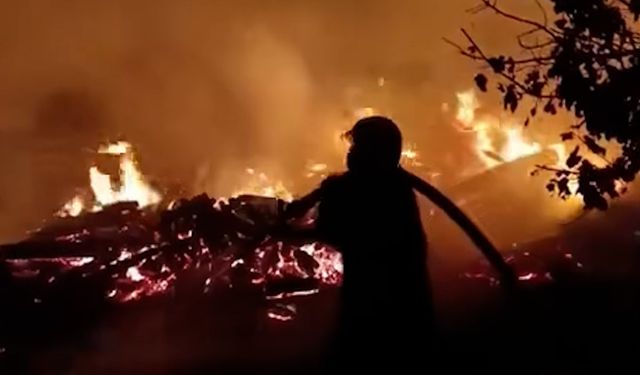 Alevlerin sardığı ev tamamen kullanılamaz hale geldi  - Videolu Haber