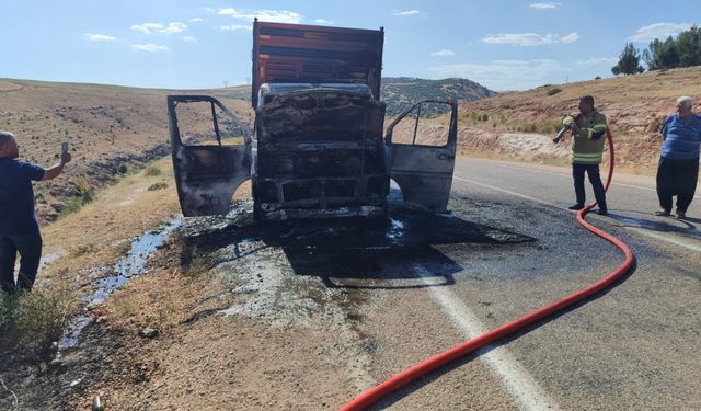 Besni'de arızalı araç taşıyan çekici alev alev yandı  - Videolu Haber