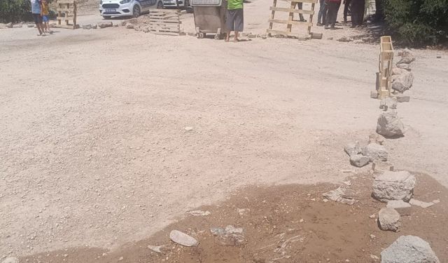 Gölbaşı’nda mahallelinin toz tepkisi:Yol taş ve sopalarla kapatıldı