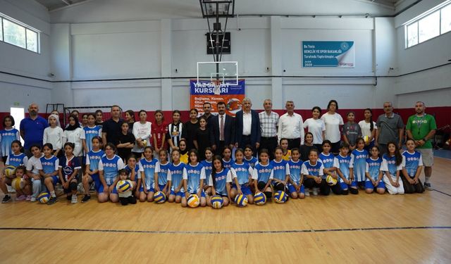 Kahta Belediyesi Yaz Spor Okulları’nda basketbol ve voleybol heyecanı sürüyor 